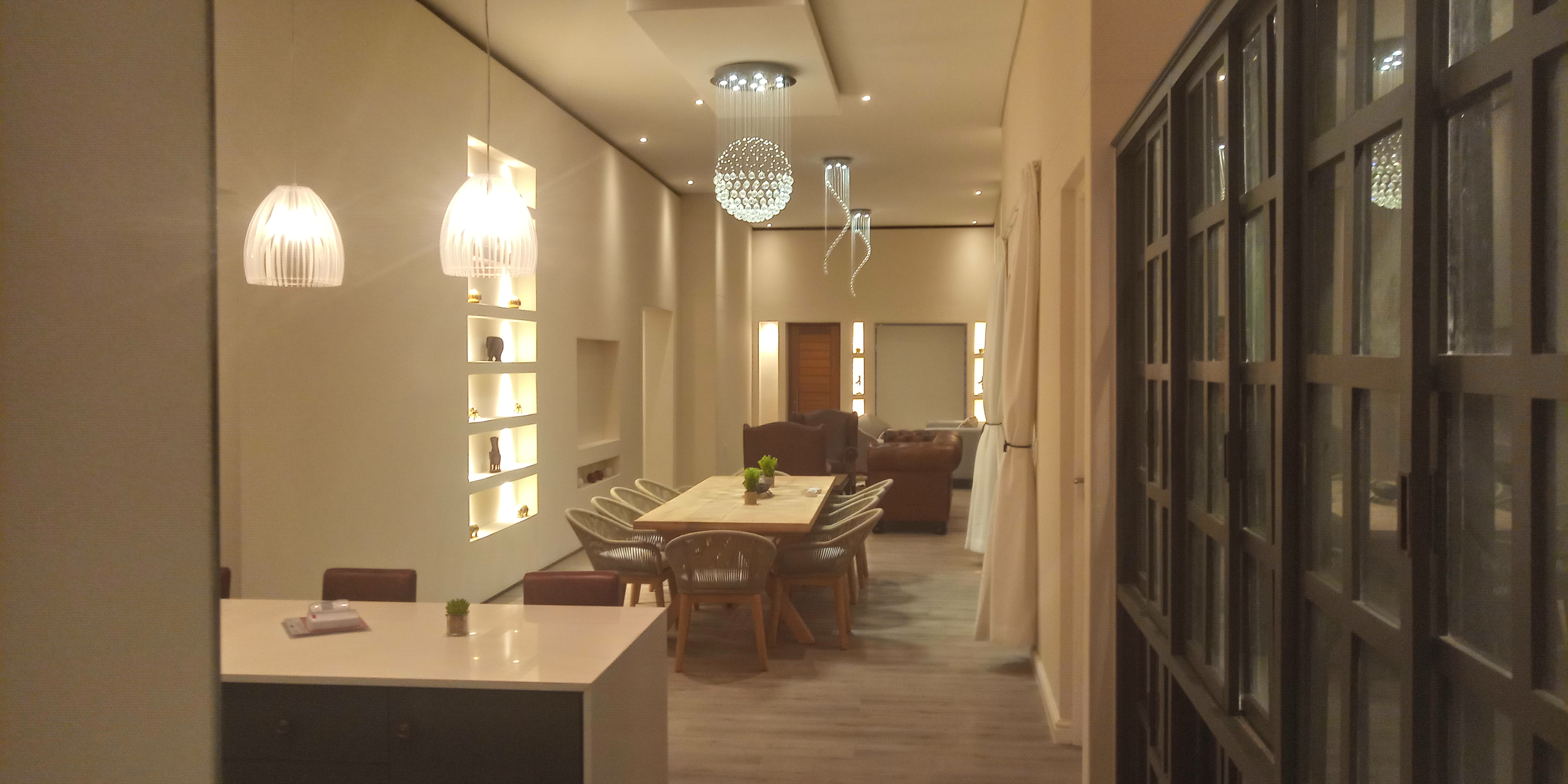 Sala de estar e jantar com iluminação decorativa