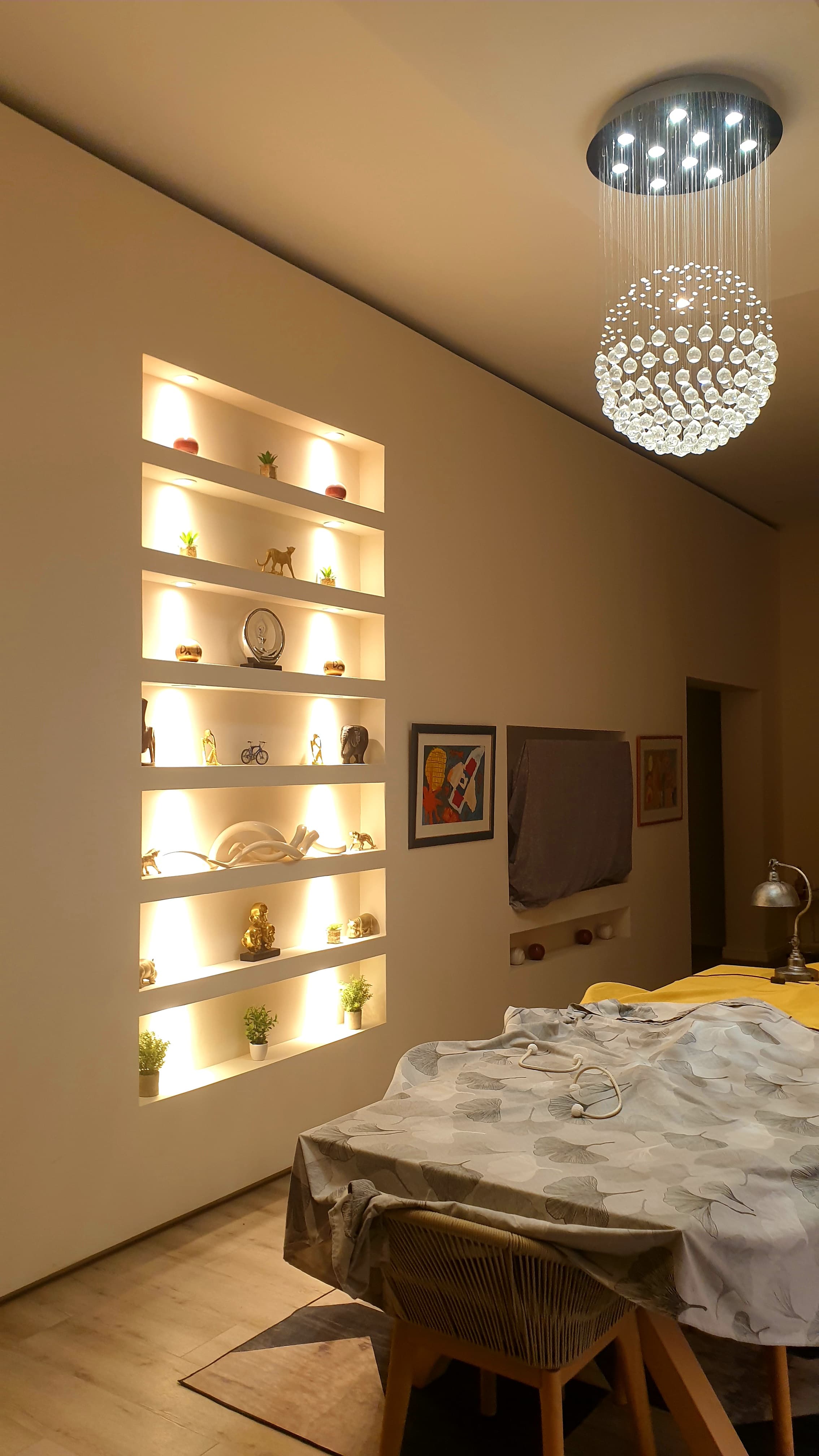 Estante iluminada com candeeiro decorativo
