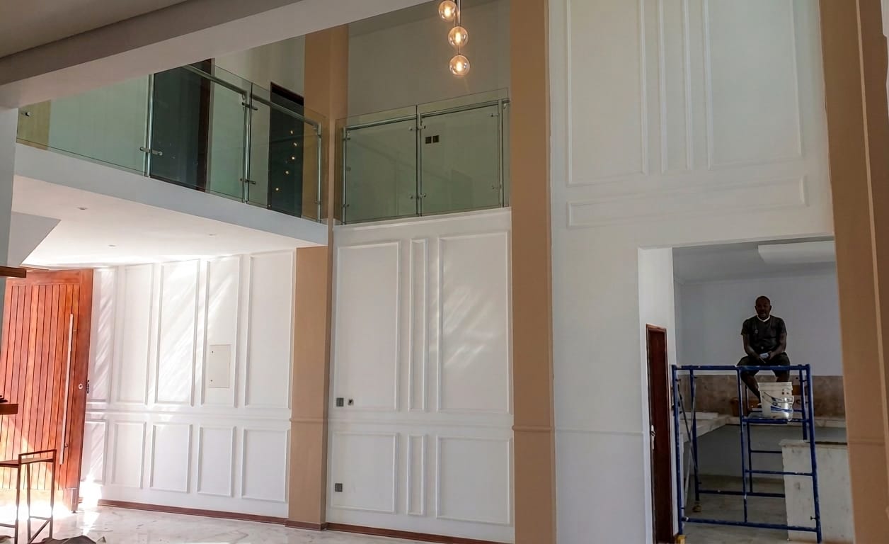 Acabamento de paredes e varanda interior em drywall
