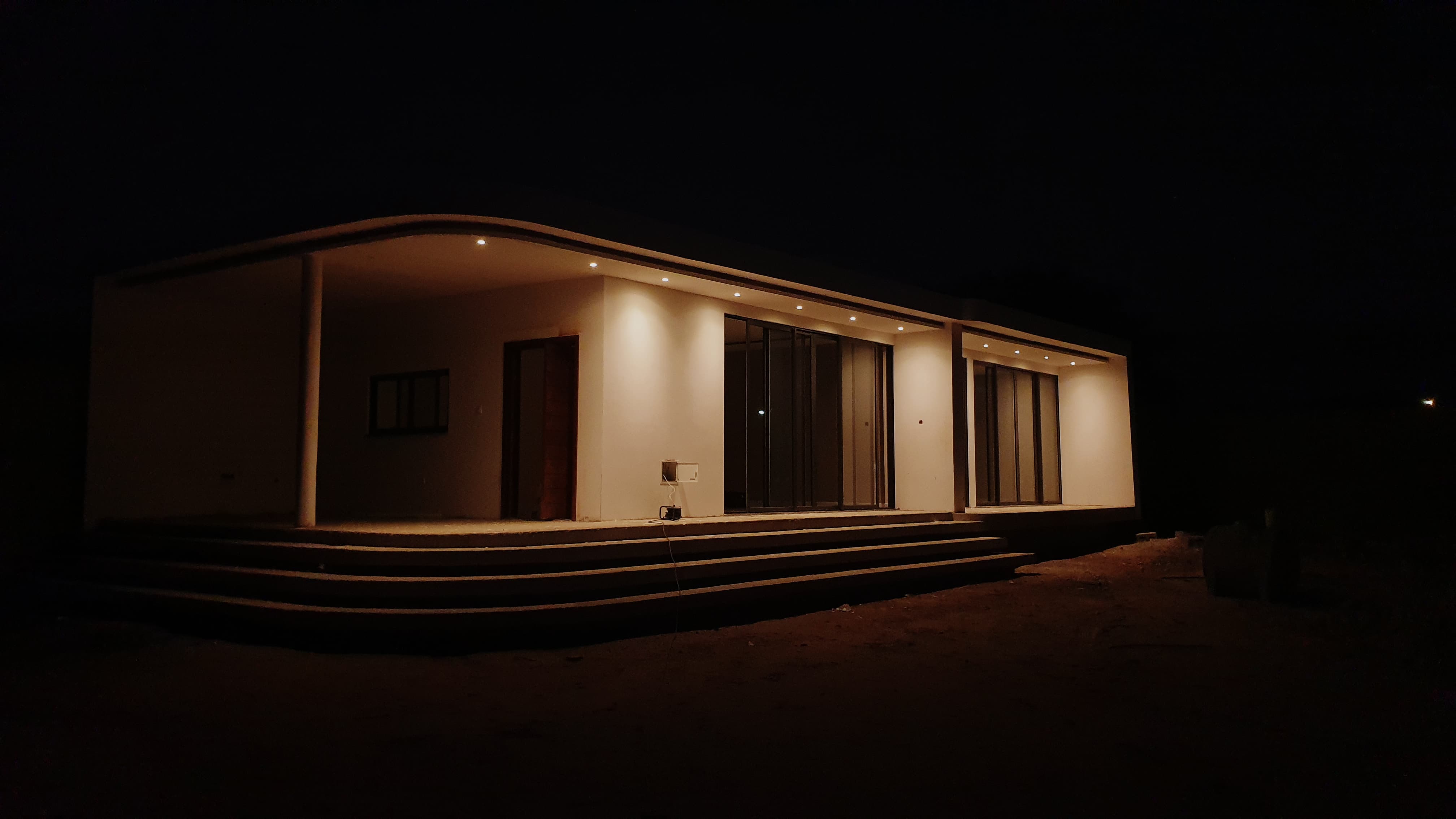 Fachada de moradia iluminada à noite